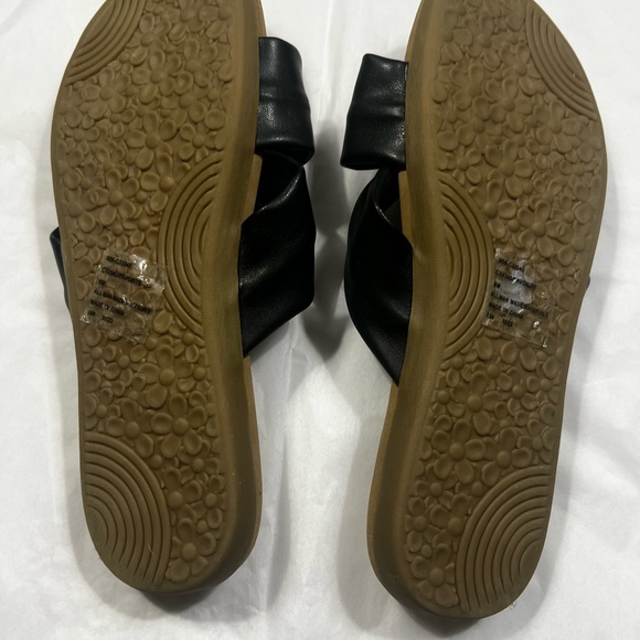 White Mountain Black Leather Bow Slide Sandals - Picture 2 of 3